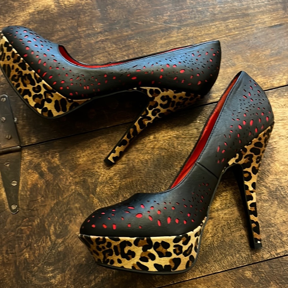 Léopard 🐆 platforms with red and black leather too detail